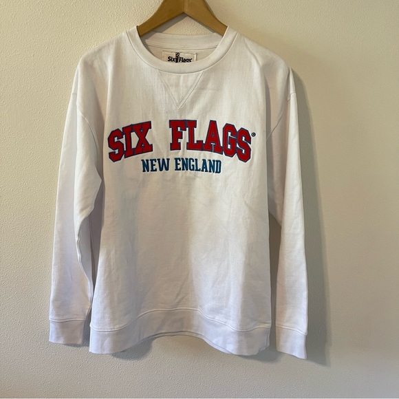 Six Flags New England Embroidered Spellout Crewneck Sweatshirt White Red Blue-M - Picture 1 of 7